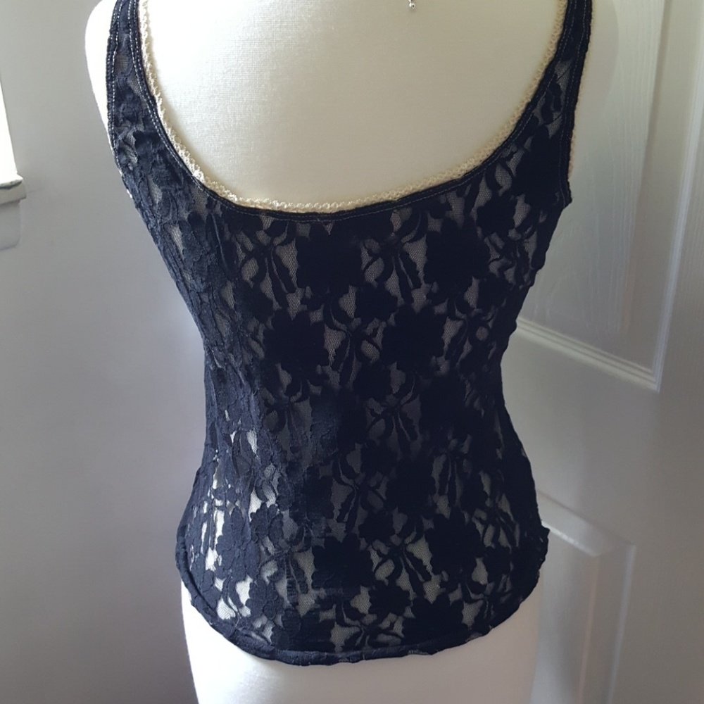LACE TOP. - Picture 5 of 7